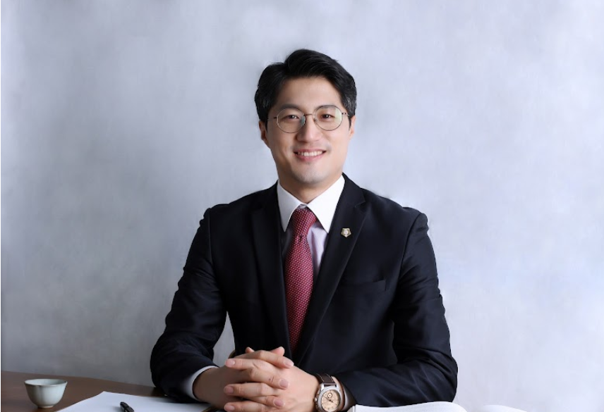 Hyun Hong (홍현) portrait